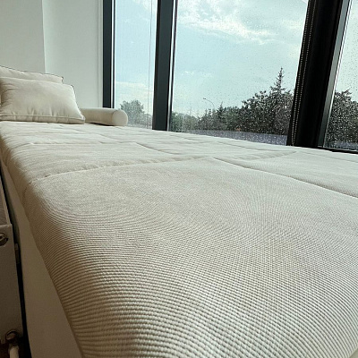 Светлый бежевый матрасик, подушки и валик на подоконник на окно для зоны отдыха. Отзыв клиента Гливер, рейтинг 5 звезд. 